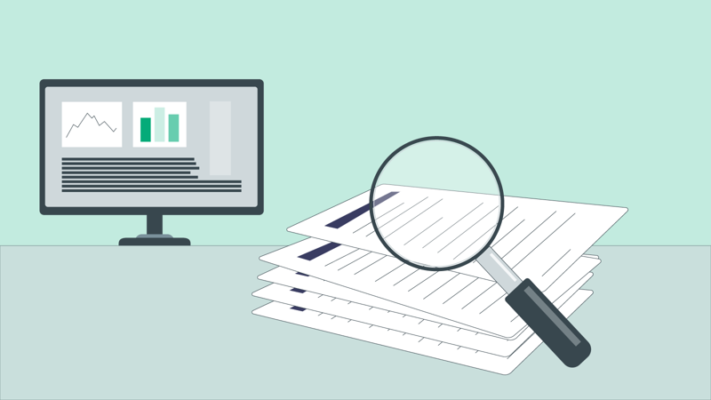 forstørrelsesglass, bunke med papirer og en pc-skjerm med grafer og målinger