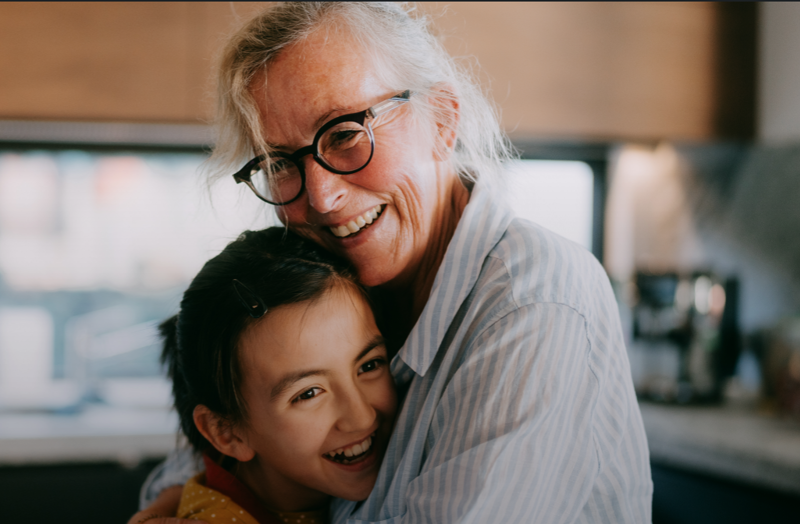 Bilde av eldre dame som klemmer ung gutt