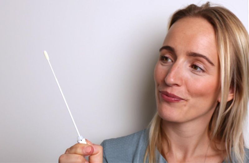 Kvinne som holder en HPV hjemmetest