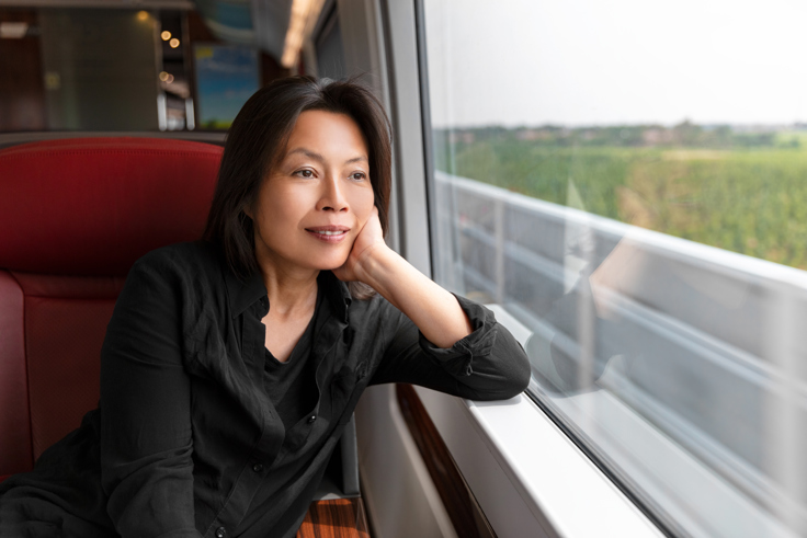 Asiatisk kvinne på tog