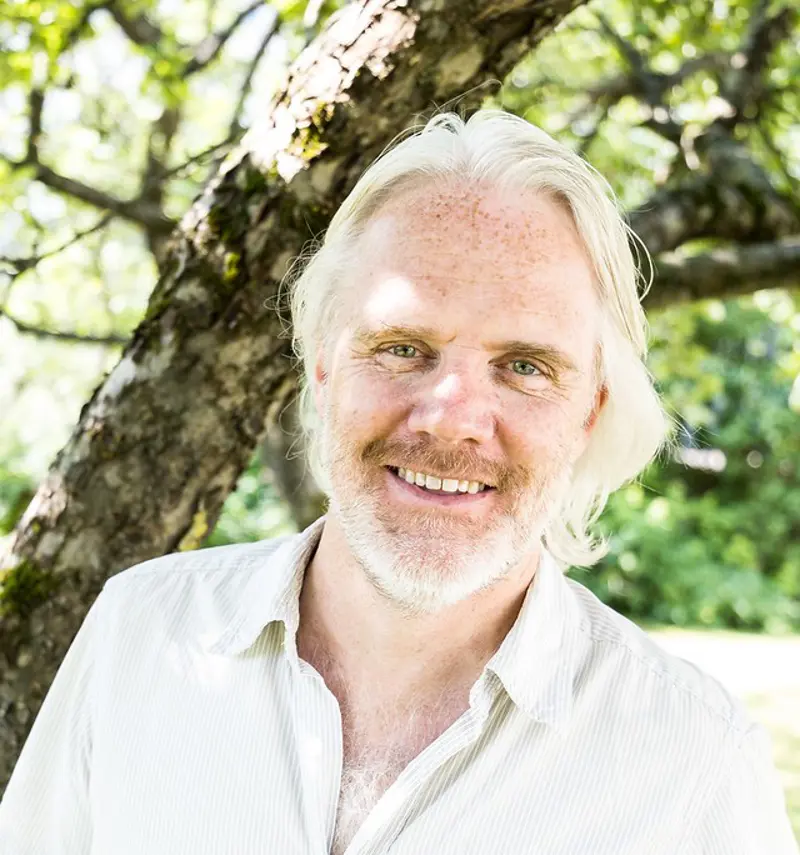 bilde av en mann med skjegg som smiler