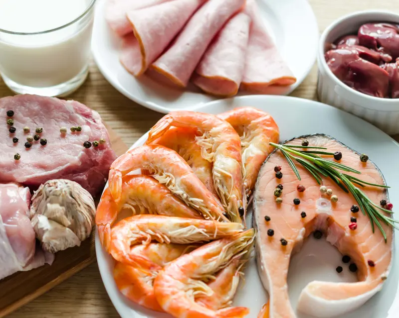 Mer enn 90 prosent av PCB som vi får i oss, kommer fra fettholdig mat, som fet fisk, skalldyr, kjøtt og melkeprodukter Illustrasjonsbilde: Colourbox.com