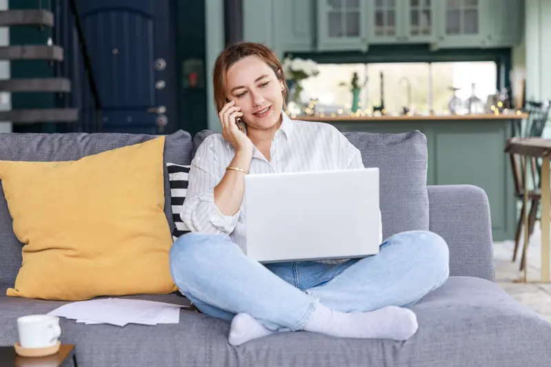 Behandlingsformen innebærer blant annet digitale verktøy og samtaler via telefon. Illustrasjonsfoto: colourbox.com