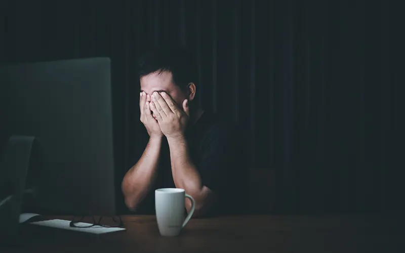 Bilde: Trøtt mann foran pc