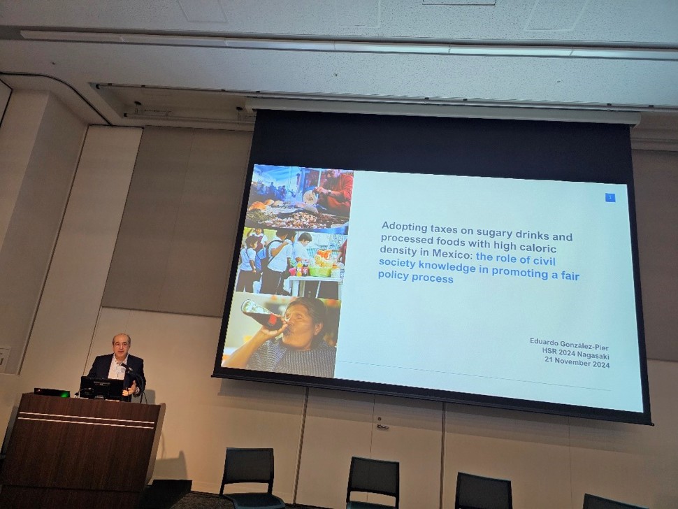 Eduardo González Pier presents