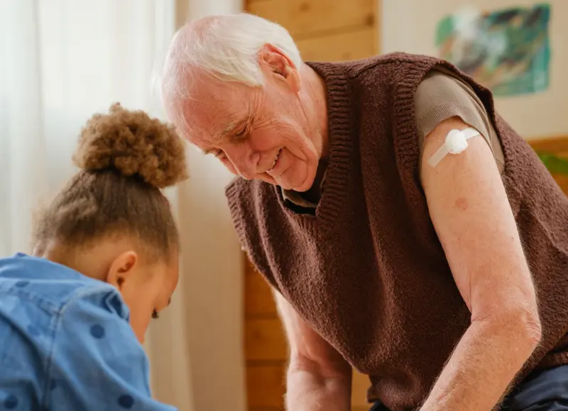 bilde av bestefar og jente som leker sammen og mann smiler