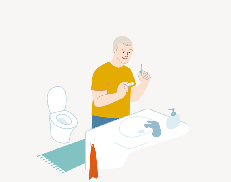 Mann som holder en avføringsprøve på et bad