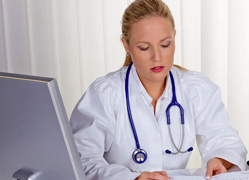 Lege og pasient med skjema2.jpg