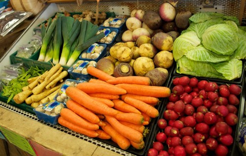 Selv om flere  svarer at de spiser mer plantebasert kost enn før, får vi fortsatt i oss for lite frukt og grønt, viser Den nasjonale folkehelseundersøkelsen Illustrasjonsfoto: Colourbox.com