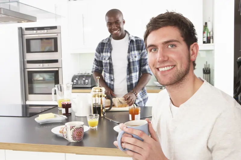 To menn spiser frokost sammen