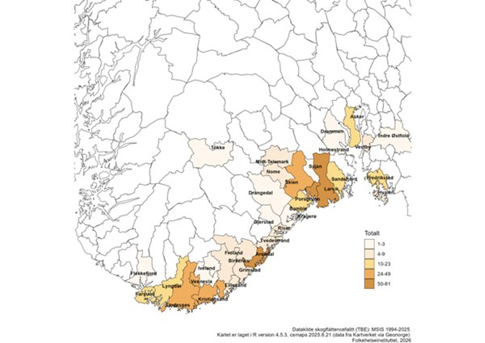 Kart over Norge som viser antall registrerte tilfeller av TBE etter smittestedkommune i perioden 1994–2025. Flest tilfeller er registrert langs Sørlandskysten og i deler av Vestfold, Telemark, Buskerud, Akershus og Østfold. Kommunene er fargekodet etter antall tilfeller.