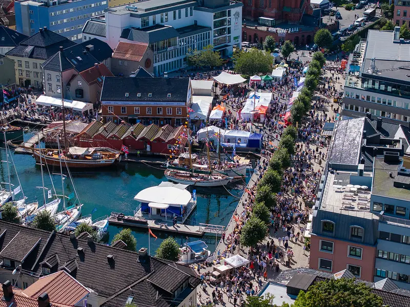 Ovenfra-foto av Pollen under Arendalsuka i fjor