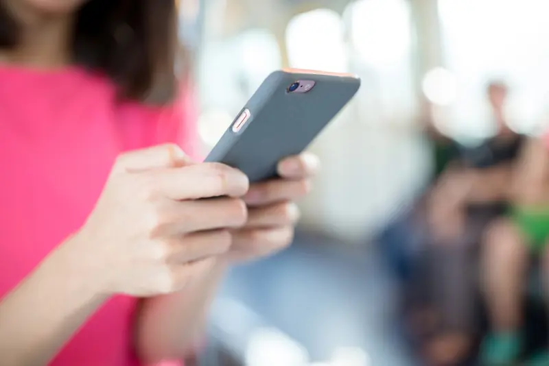 Kvinne som bruker mobiltelefon