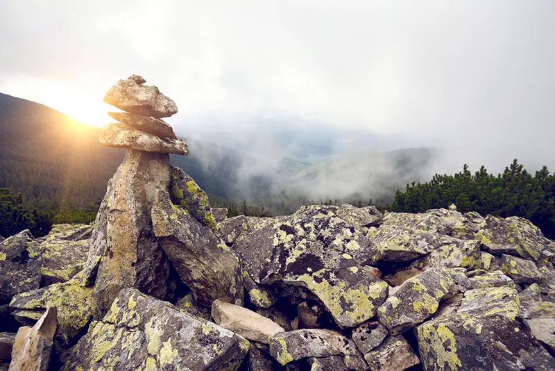 Steinrøys og fjell. Bilde