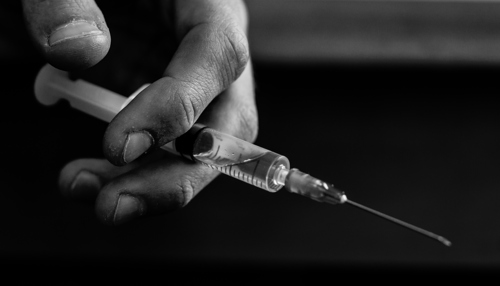 I det norske rusmiljøet er bruk av sprøyter utbredt og antall overdoser er stabilt, til tross for helsemyndighetens kampanjer om å skifte til mer skånsomme inntaksmetoder  Colourbox