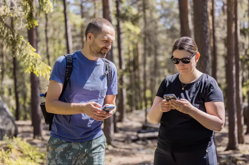 Bilde av to personer på tur i skogen