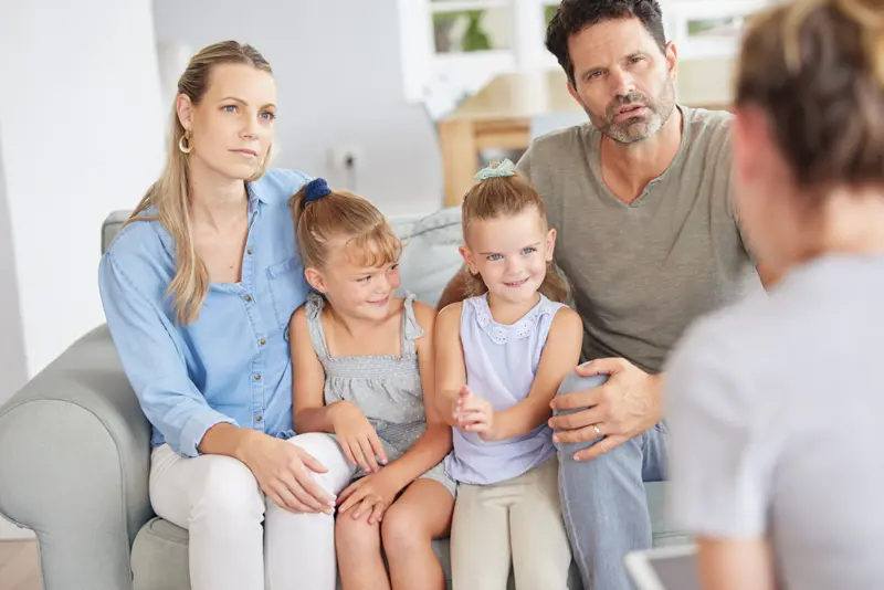 Bilde av familie i familieterapi