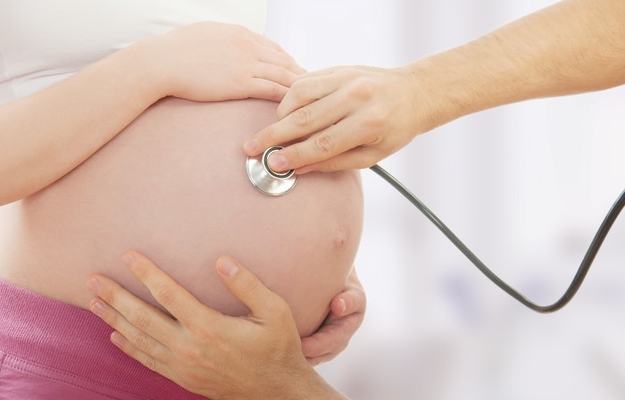 Dette er et bilde av en gravid mage som undersøkes med stetoskop