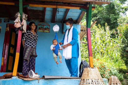 baby som blir veid av helsepersonell i Nepal