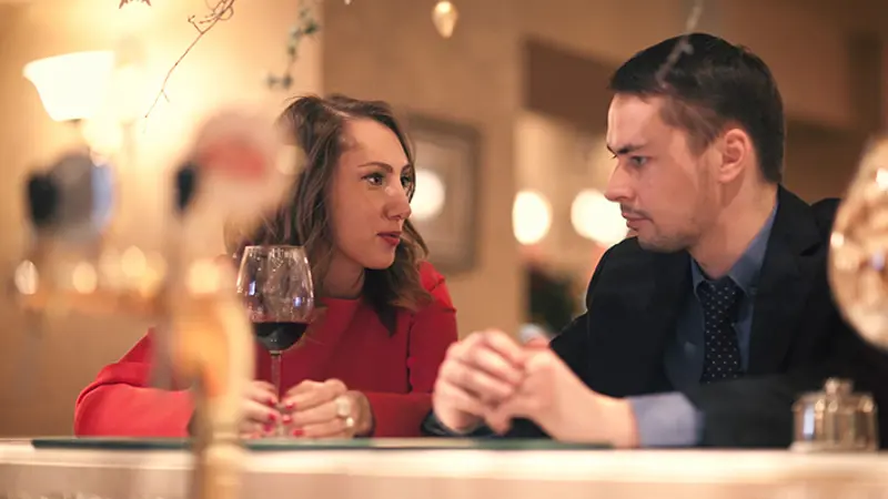 kvinne mann vinglass