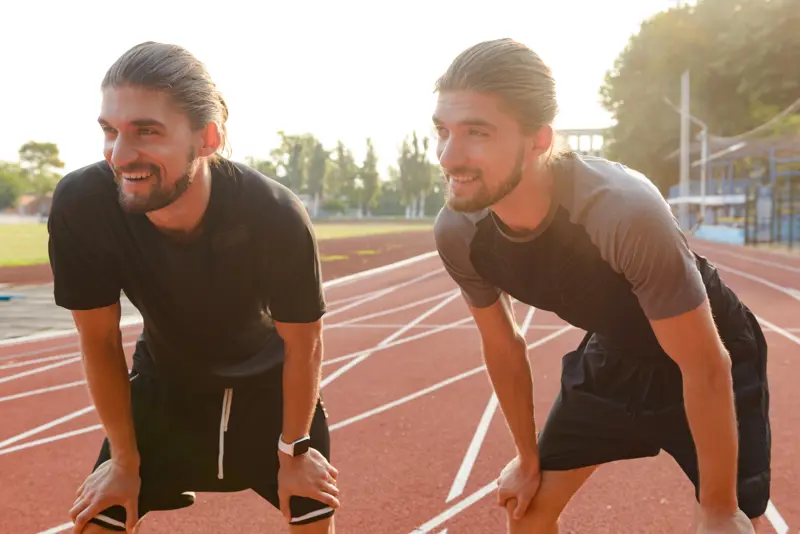 Foto av tvillingbrødre ved idrettsanlegg Colourbox