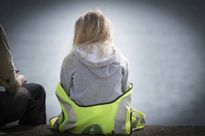 Jente med ryggen til. Bilde.