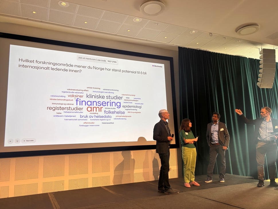 kristian tonvik holder foredrag på møtet.