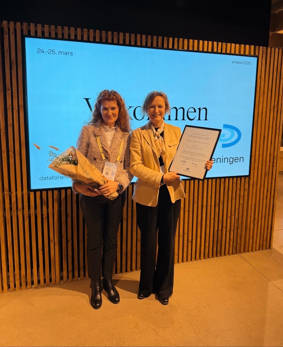 Ellen Normannseth fra KS og Åsa Otterstedt fra FHI avbildet med eHelseprisen 2025