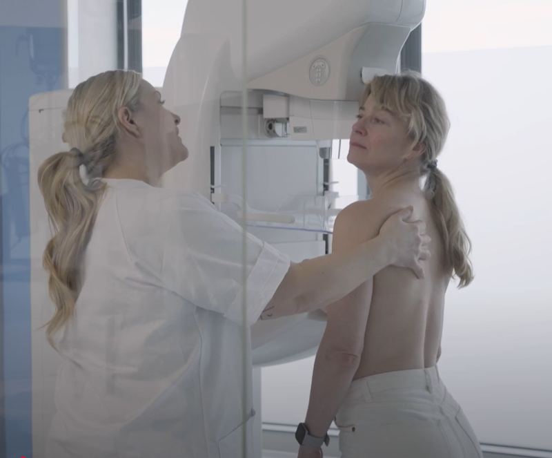 Kvinne får utført mammografiundersøkelse med hjelp av radiograf
