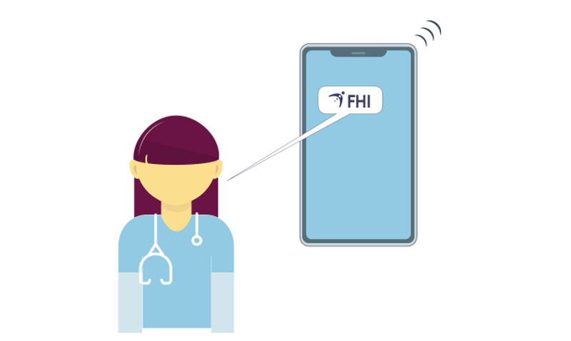 en dame med en telefon hvor det står FHI på