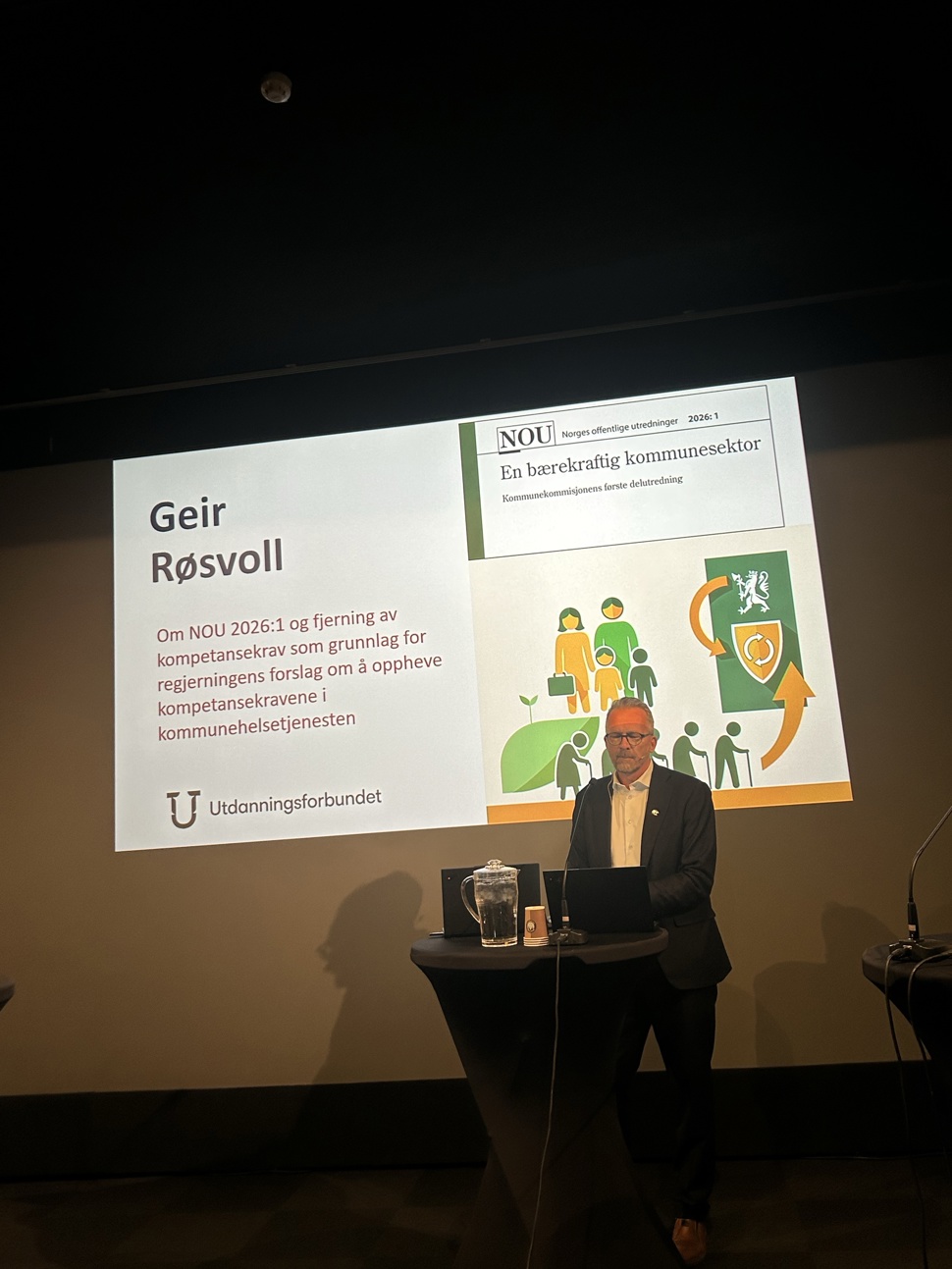 Bilde fra NASKOs arrangement på Arendalsuka 2026, av forbundsleder Geir Røsvoll i Utdanningsforbundet. 