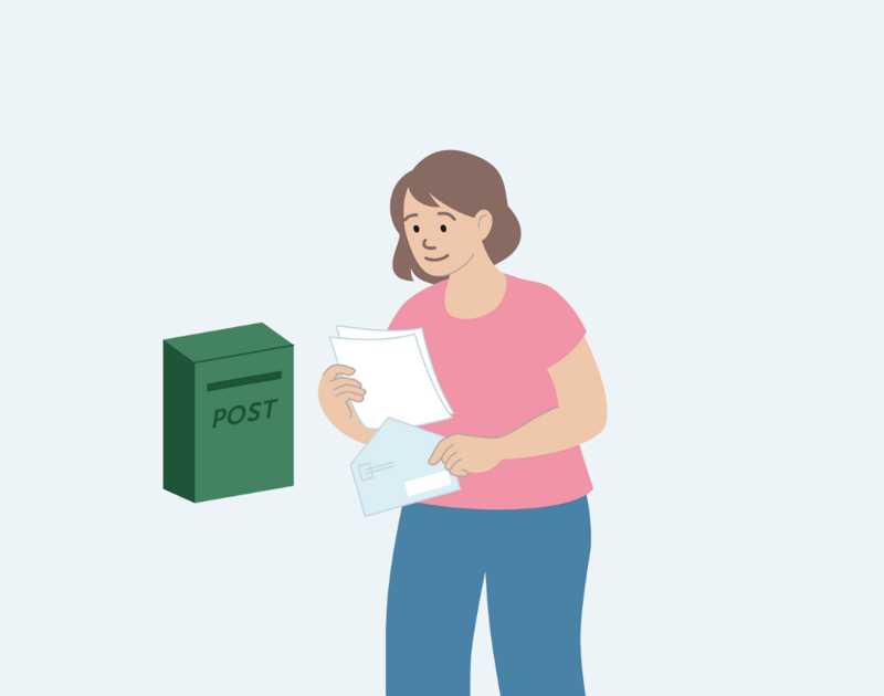 Kvinne leser brev hun har fått i posten