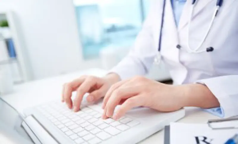 helsefagperson med pc