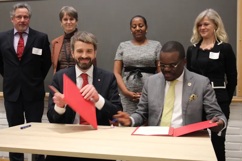 Helse- og omsorgsminister Jan Christian Vestre og Direktør for Africa CDC, Dr. Jean Kaseya, signerer samarbeidsavtalen