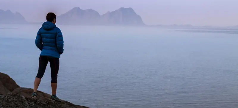 Bilde av en kvinne ved have