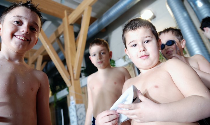 Barn i svømmehall