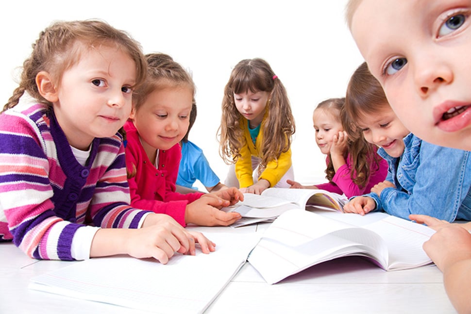 Barn som leser i bøker