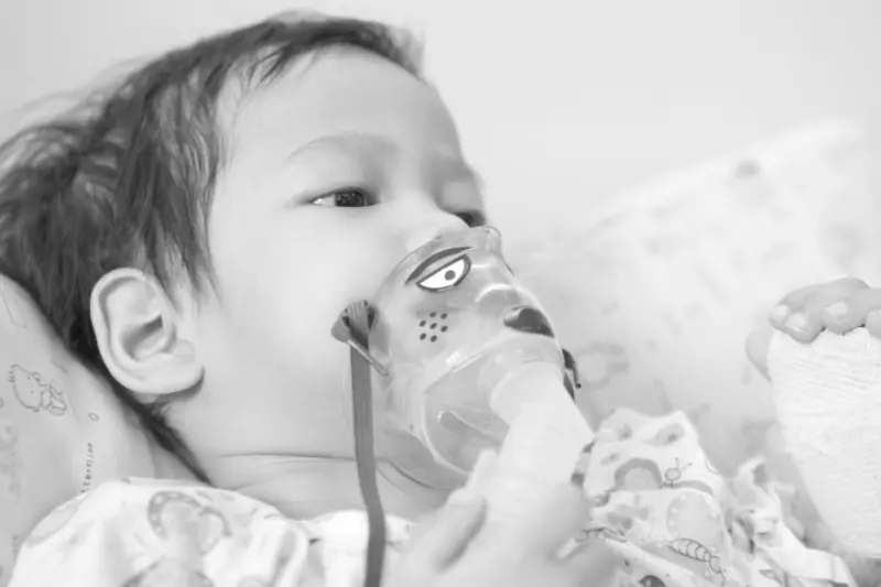 Barn med respirasjonsmaske