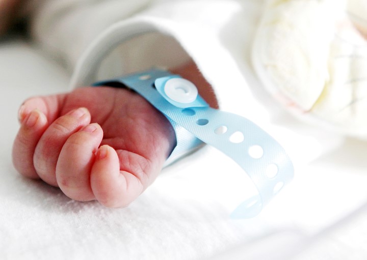 bilde av nyfødt baby sin arm