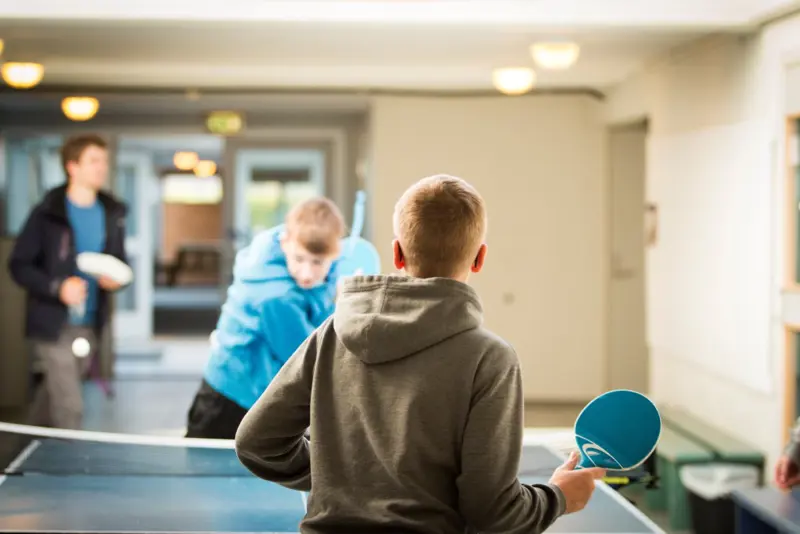 Ungdom spiller bordtennis