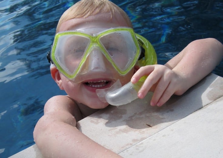 foto av gutt med svømmebriller