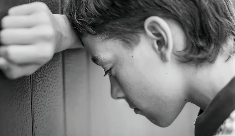 Bilde av gutt med ansiktet mot veggen