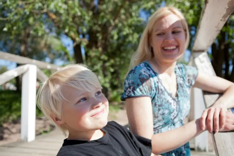 Mor som ser på sønnen sin