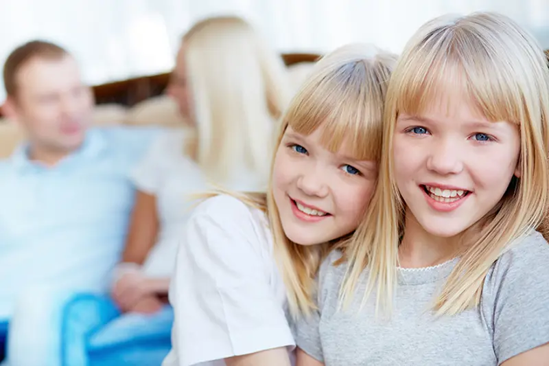 tvillingjenter som illustrasjonsfoto