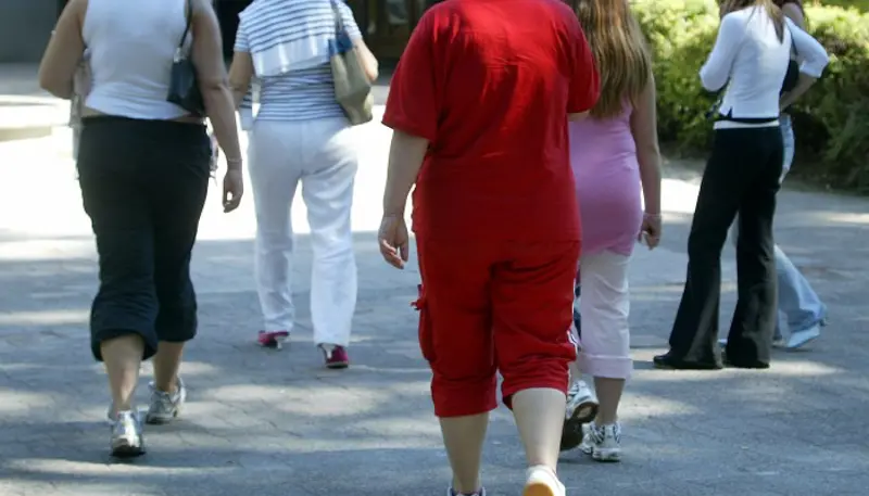 Ungdomskropper som går på gata