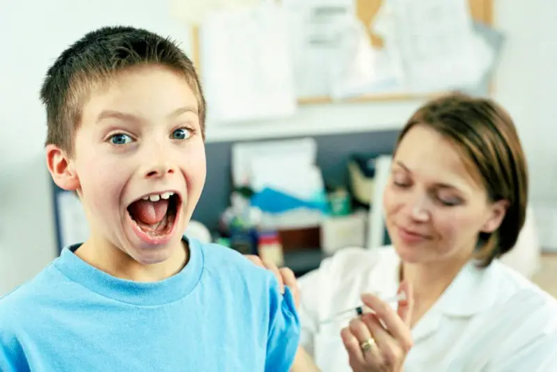gutt som får vaksine