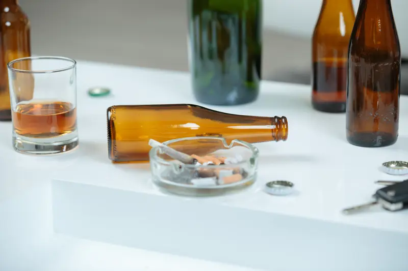 Illustrasjonsfoto: tomme flasker og sneiper på et bord
