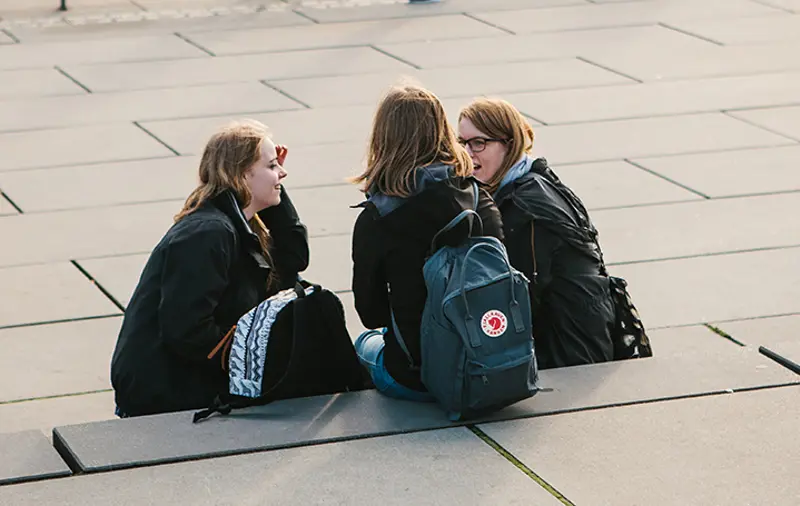 jenter som snakker sammen