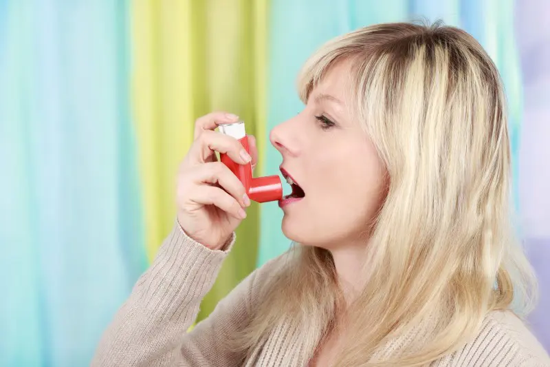 illustrasjonsbilde av kvinne som puster inn astmamedisin