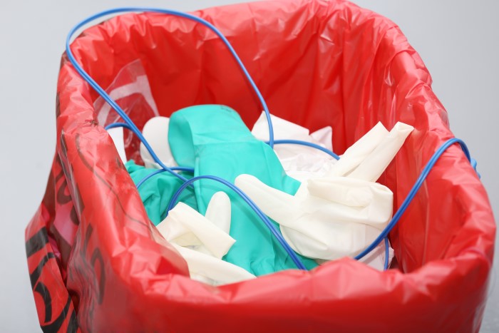 illustrasjonsfoto av søppeldunk med avfall fra helseinstitusjoner